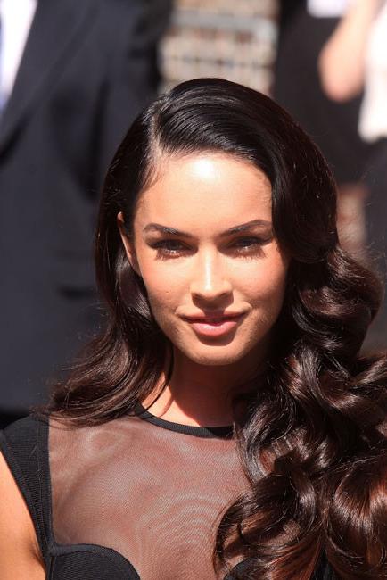16P Megan Fox big boobs and nice nipple slip