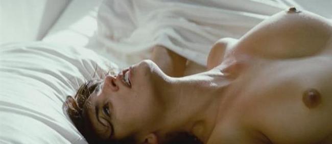 15P Penelope Cruz showing nude tits in the bed
