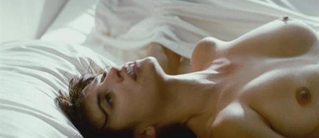 15P Penelope Cruz showing nude tits in the bed