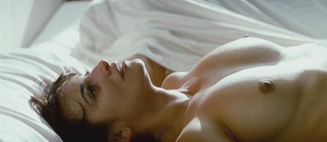15P Penelope Cruz showing nude tits in the bed