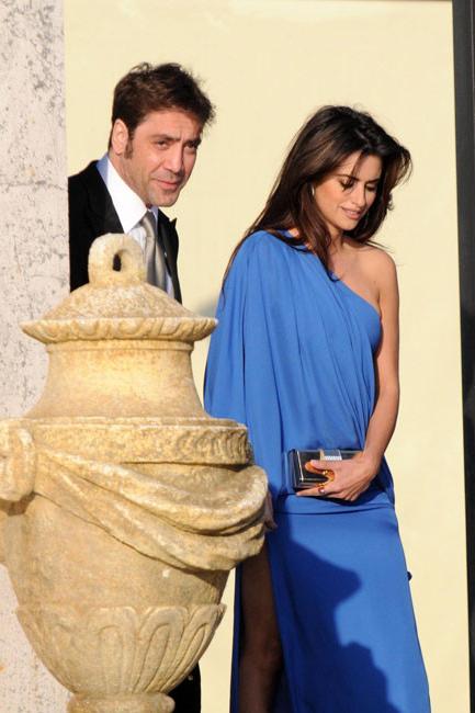 15P Penelope Cruz showing nude tits in the bed