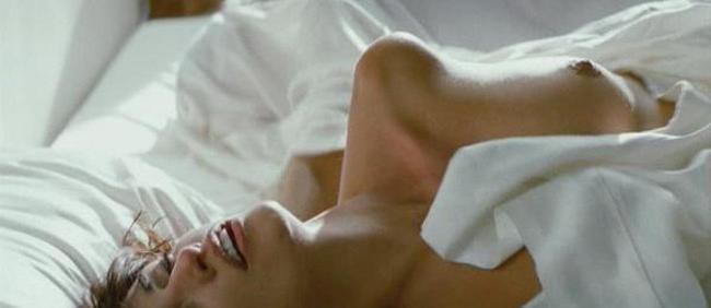 15P Penelope Cruz showing nude tits in the bed