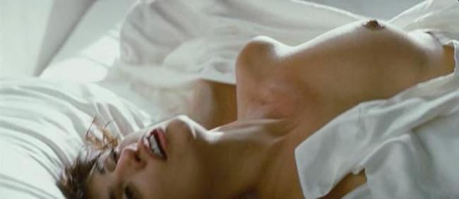 15P Penelope Cruz showing nude tits in the bed