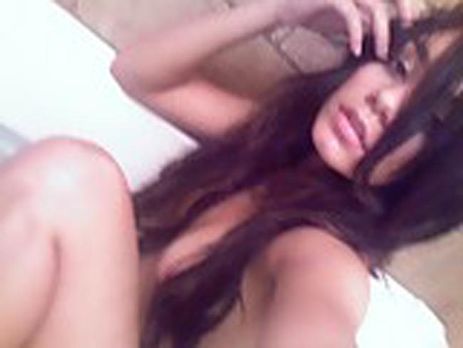 16P Vanessa Hudgens posing like nude celebrity model