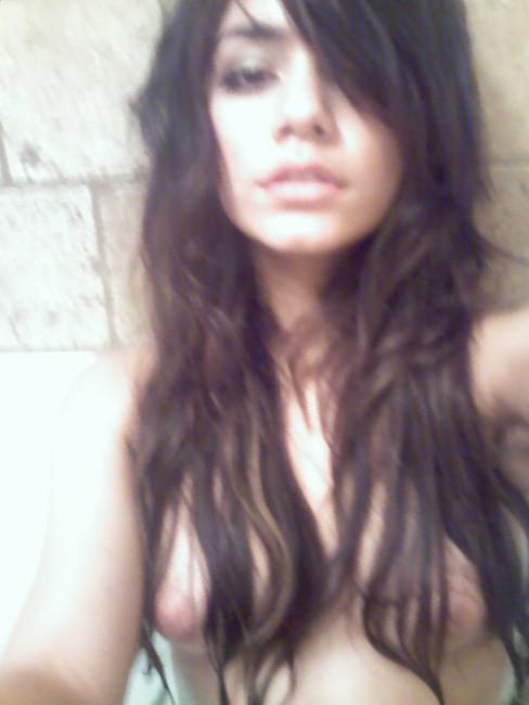 16P Vanessa Hudgens posing like nude celebrity model