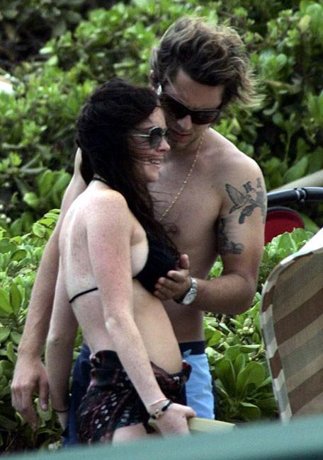 16P Victoria Beckham letting Davind touch her tits
