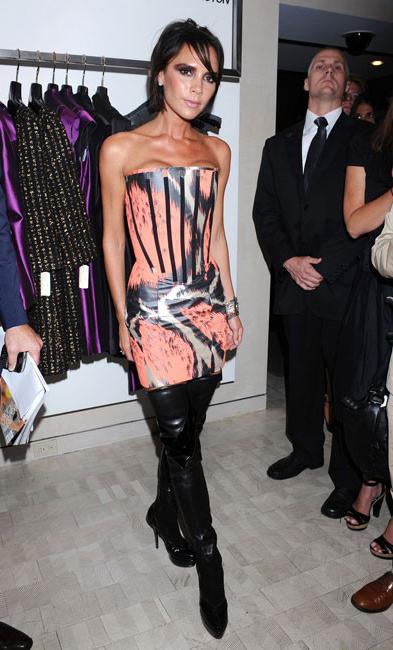 16P Victoria Beckham letting Davind touch her tits