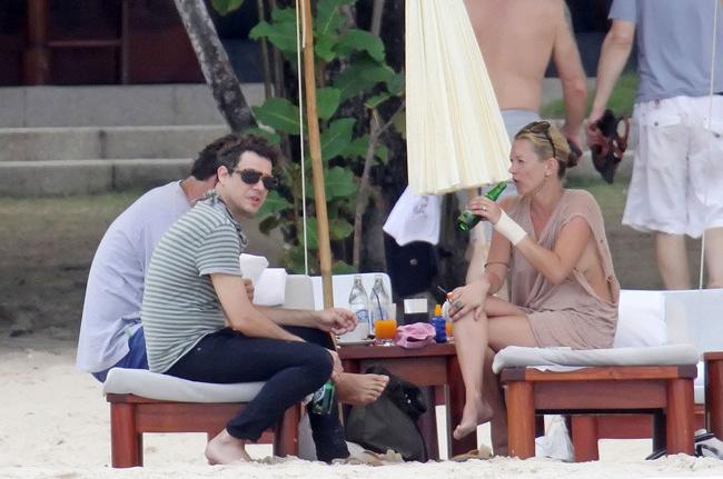 16P Kate Moss topless and nice boob slip