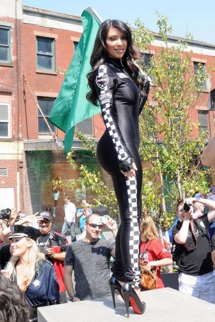 16P Kim Kardashian showing stunning latina ass