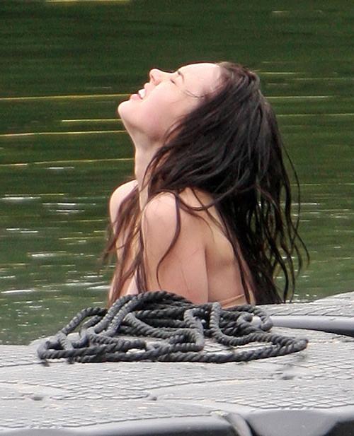 10P Megan Fox exposing her nice big tits and posing sexy on set for some movie