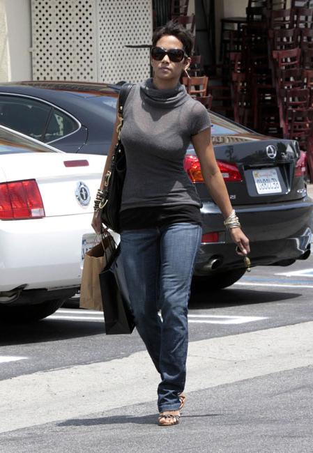 16P Halle Berry flashing nude boobs in public