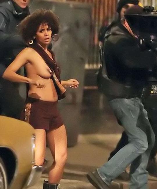 16P Halle Berry flashing nude boobs in public