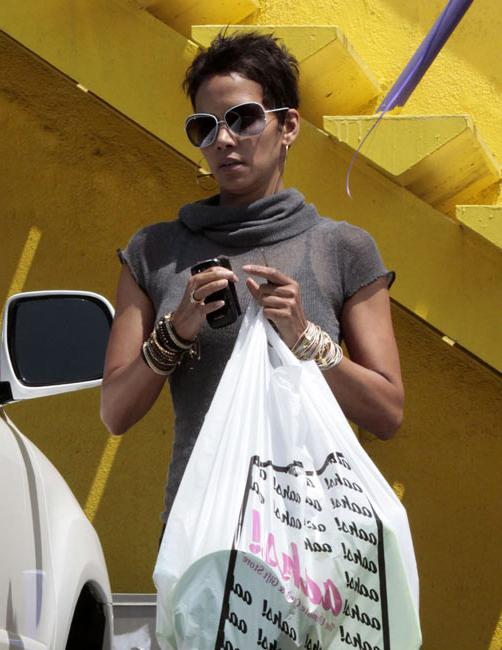 16P Halle Berry flashing nude boobs in public