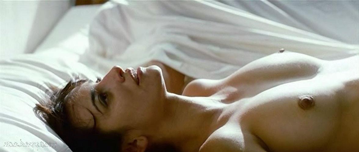 10P Penelope Cruz exposing her nice big tits in nude movie caps and posing nude