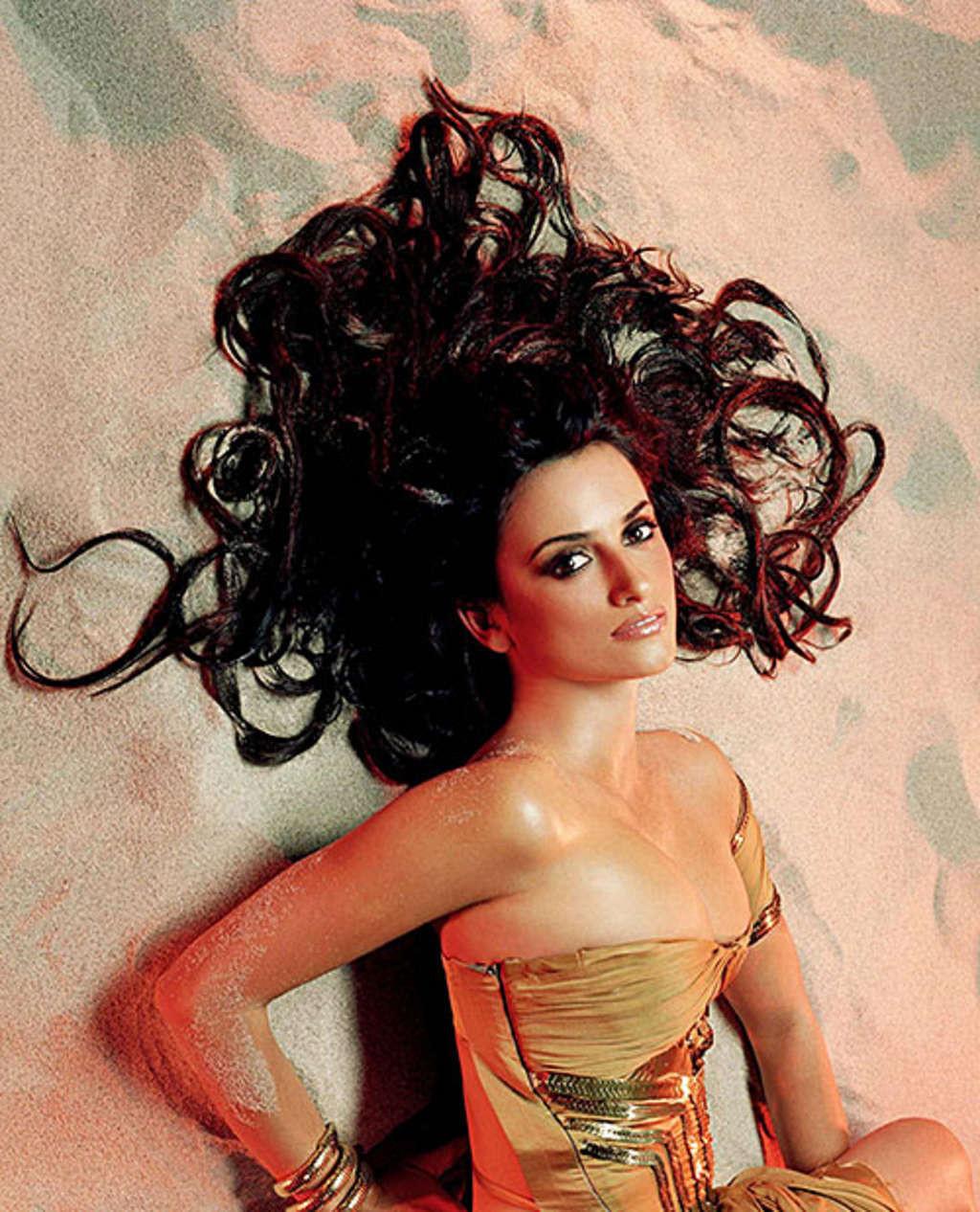10P Penelope Cruz exposing her nice big tits in nude movie caps and posing nude