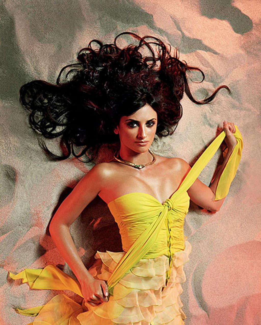 10P Penelope Cruz exposing her nice big tits in nude movie caps and posing nude