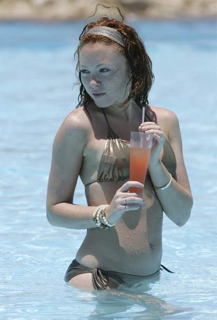 16P Natasha Hamilton upskirt of her black panties