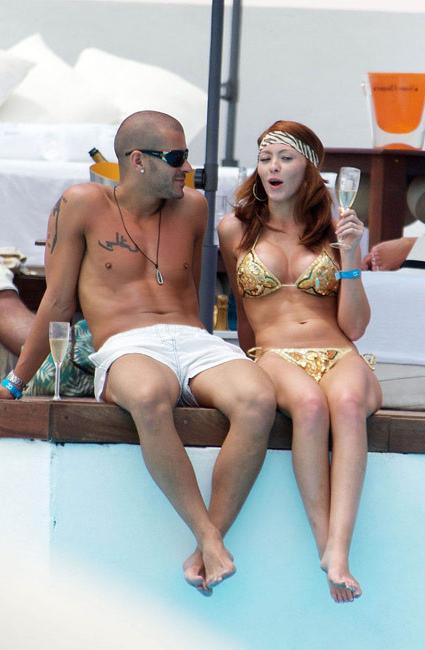 16P Natasha Hamilton upskirt of her black panties