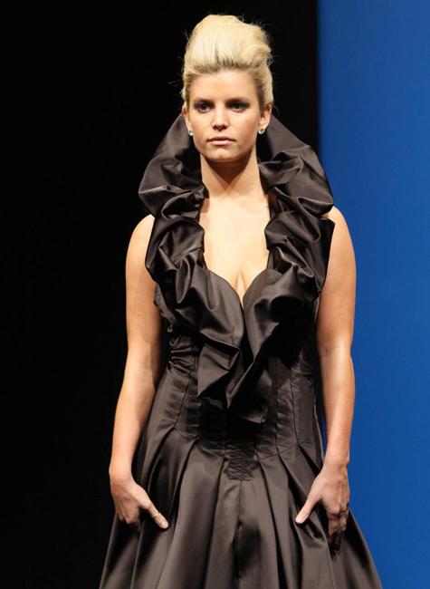 16P Jessica Simpson showing her very hard nipples