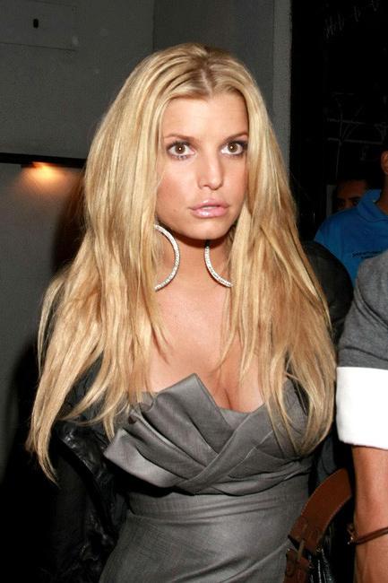 16P Jessica Simpson showing her very hard nipples