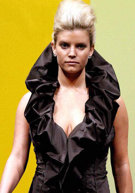 16P Jessica Simpson showing her very hard nipples