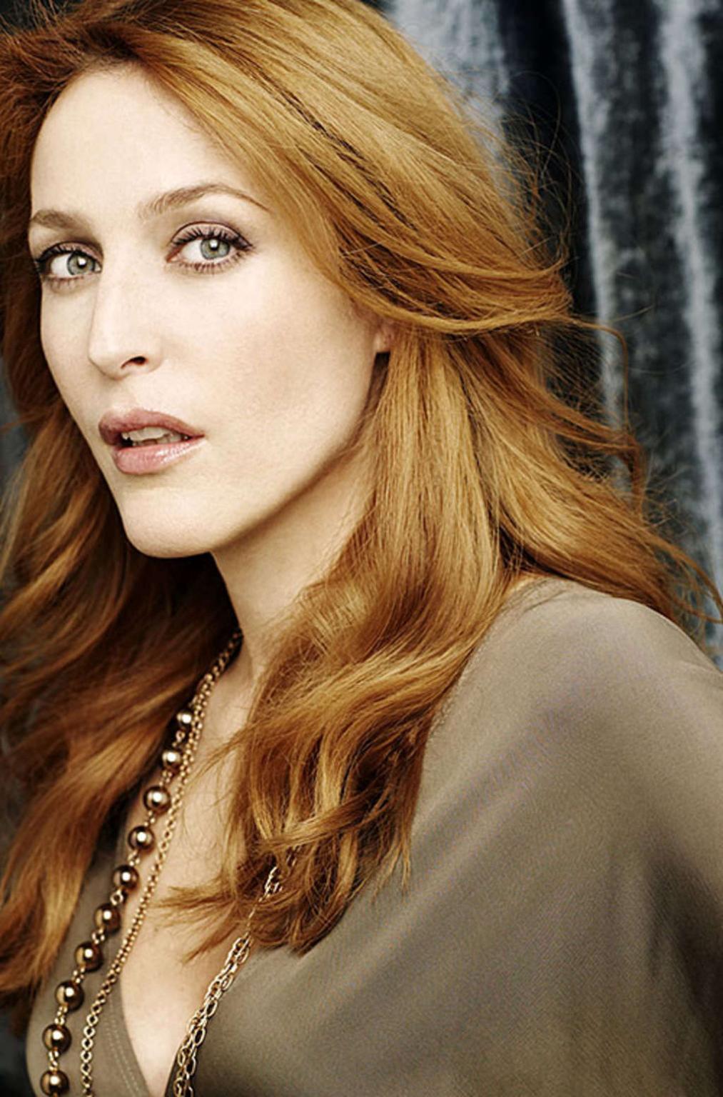 10P Gillian Anderson exposing her big tits and great ass in thong paparazzi pictures