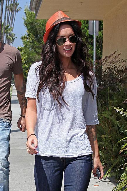 15P Megan Fox stunning ass in tight jeans