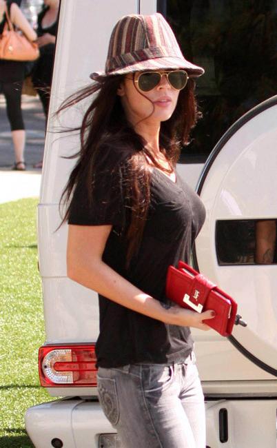 15P Megan Fox stunning ass in tight jeans