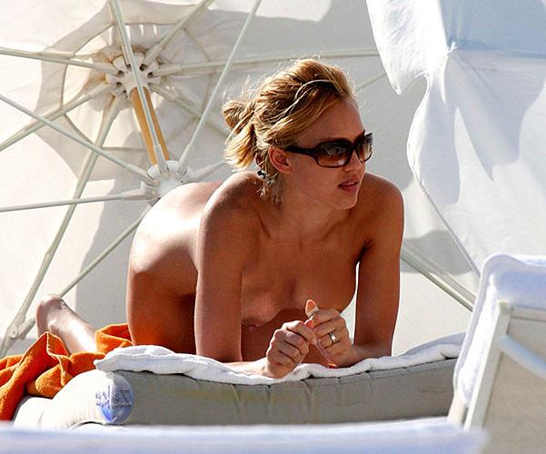 16P Jessica Alba showing her pussy and tits and fucking hard