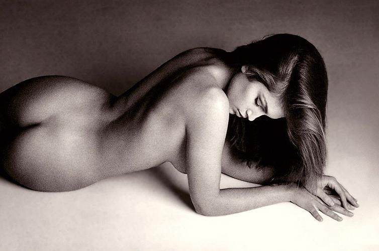 10P Cindy Crawford exposing her nice small tits and great ass and posing all nude