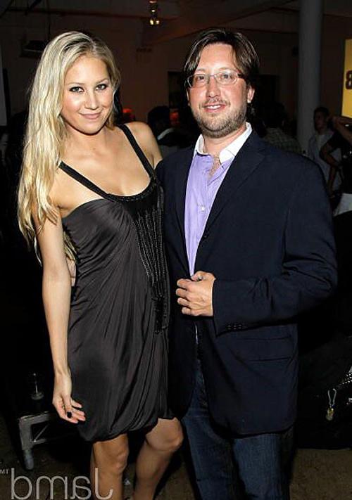 10P Anna Kournikova exposing her nice big tits on beach paparazzi pictures and upski