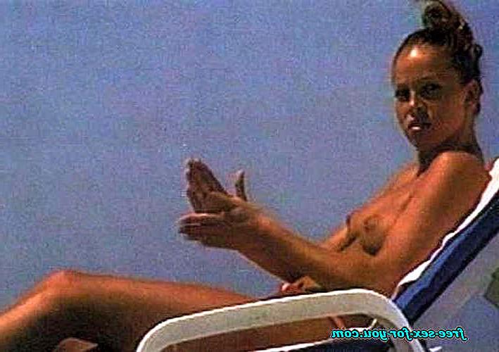 10P Anna Kournikova exposing her nice big tits on beach paparazzi pictures and upski