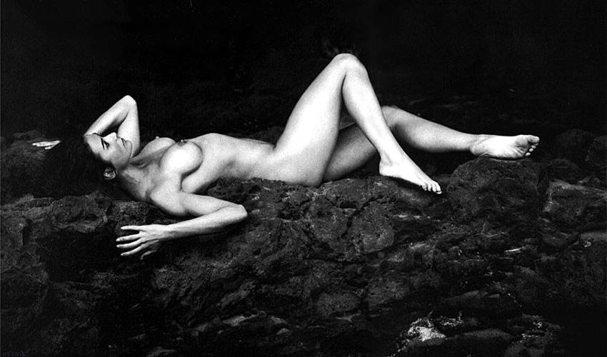 10P Demi Moore exposing her nice big tits and hairy pussy in some movi caps and phot