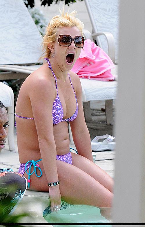 10P Britney Spears posing all nude and sexy for some photoshoot and exposing her pus