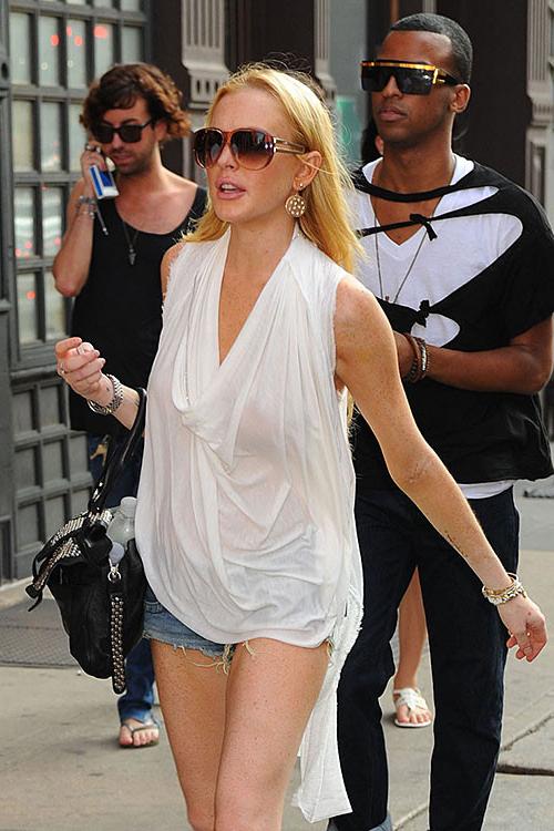 10P Lindsay Lohan exposing her nice big tits in see thru top and upskirt paparazzi p