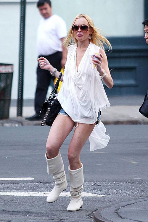 10P Lindsay Lohan exposing her nice big tits in see thru top and upskirt paparazzi p