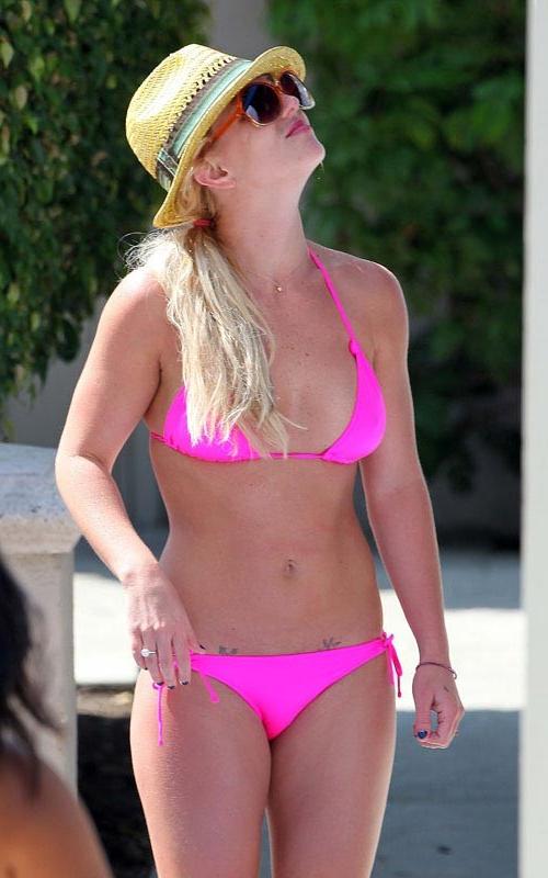 15P Britney Spears sexiest boobs and ass in bikini