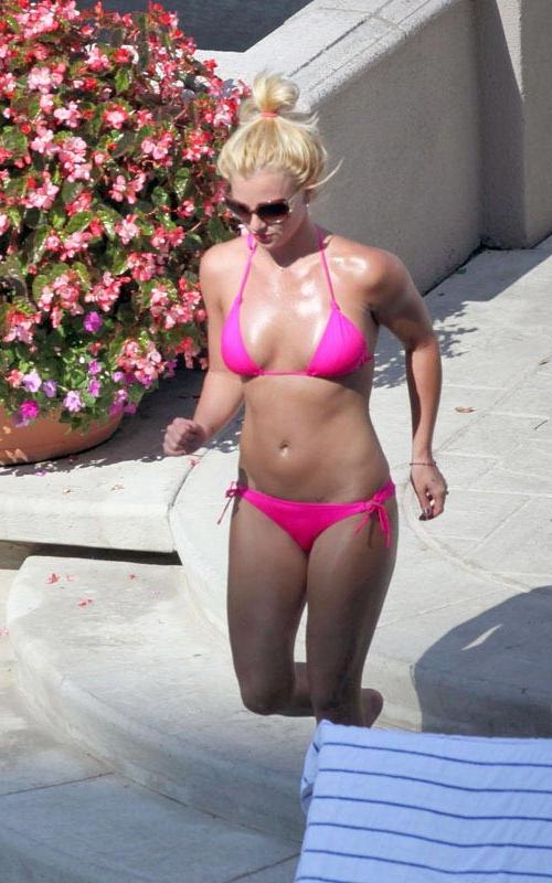 15P Britney Spears sexiest boobs and ass in bikini