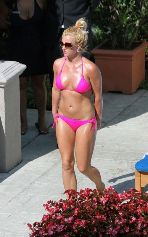 15P Britney Spears sexiest boobs and ass in bikini