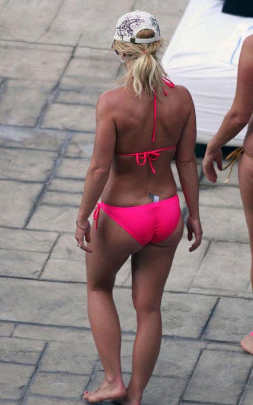 15P Britney Spears sexiest boobs and ass in bikini