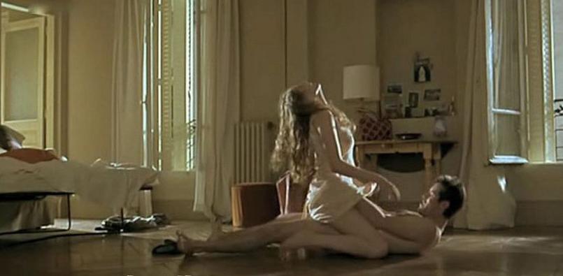 15P Leelee Sobieski great boobs as she is swimming