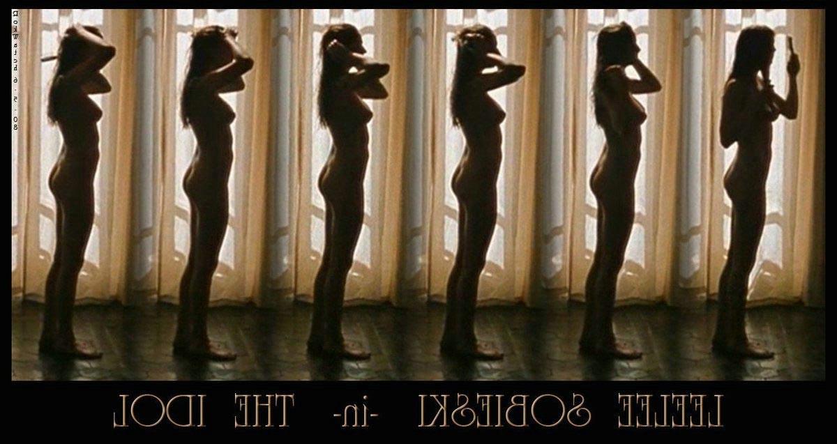 15P Leelee Sobieski great boobs as she is swimming