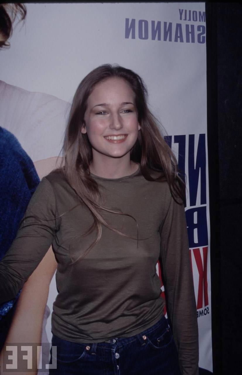 15P Leelee Sobieski great boobs as she is swimming