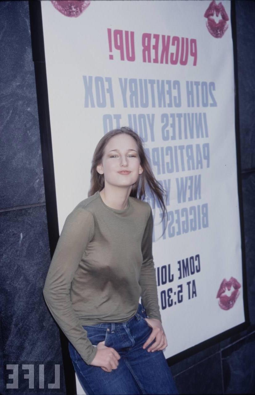 15P Leelee Sobieski great boobs as she is swimming