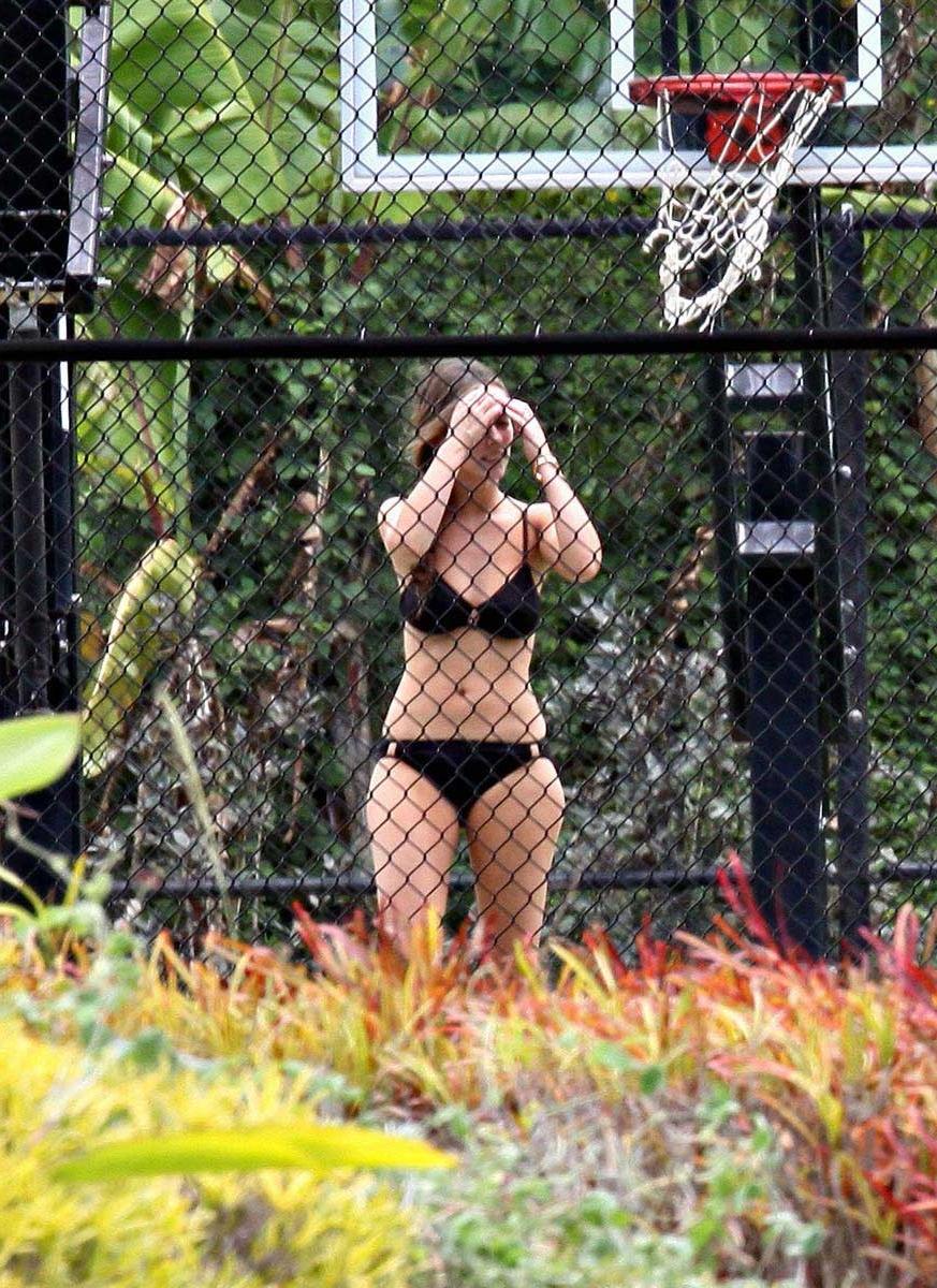 15P Jennifer Love Hewitt playing in sexy bikini