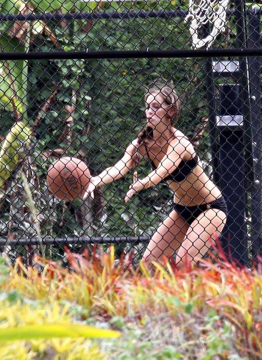 15P Jennifer Love Hewitt playing in sexy bikini