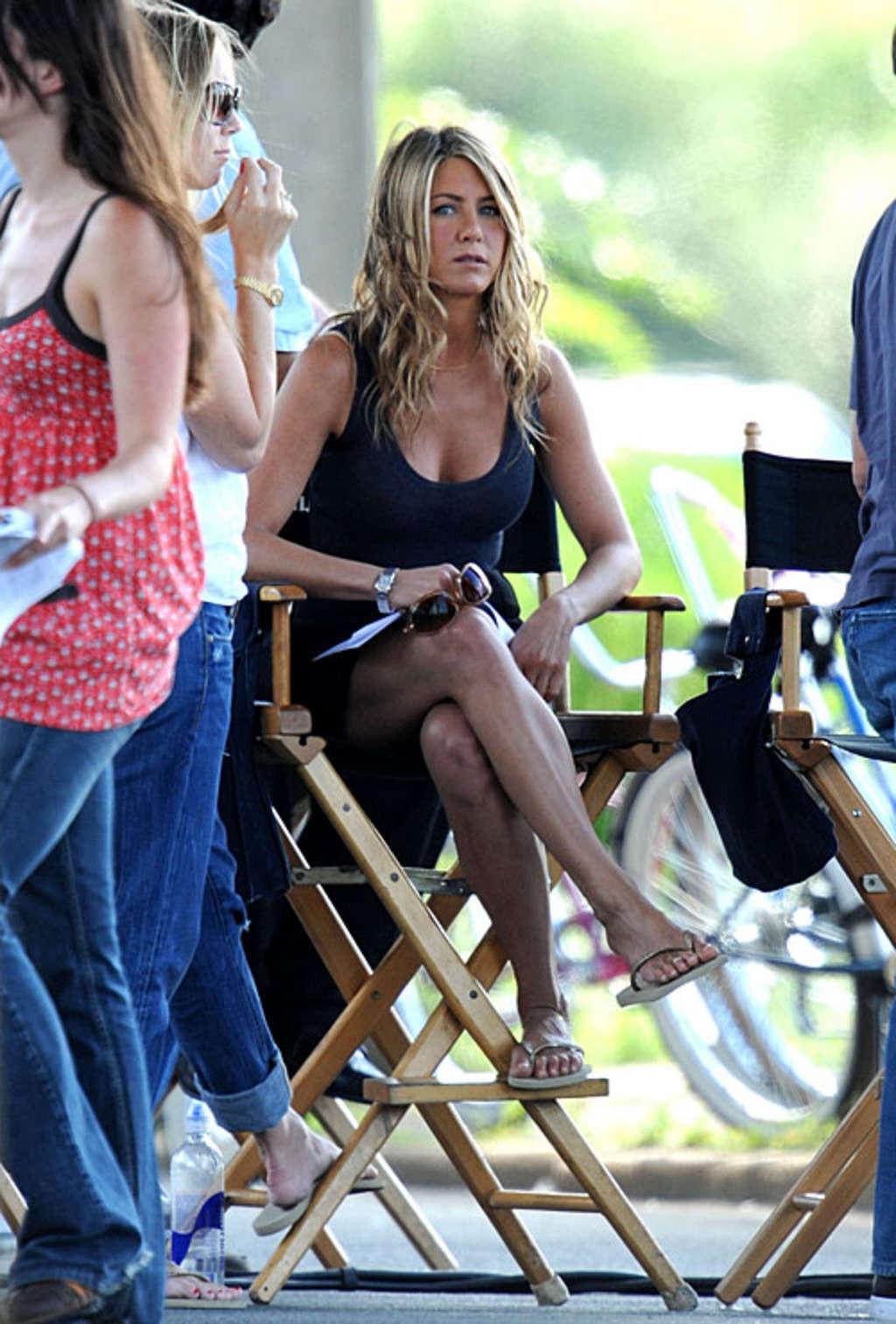 10P Jennifer Aniston almost upskirt and exposing her great tits and nice legs