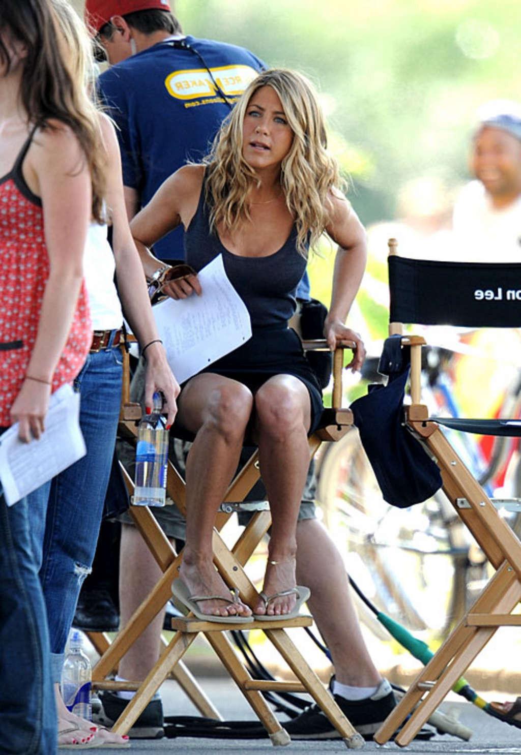 10P Jennifer Aniston almost upskirt and exposing her great tits and nice legs