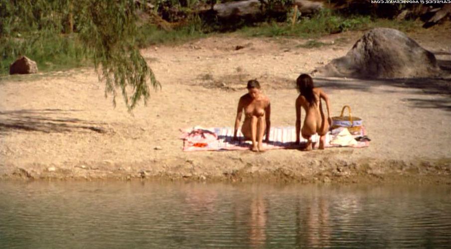10P Jennifer Connelly exposing her nice big tits and ass on beach in nude movie caps