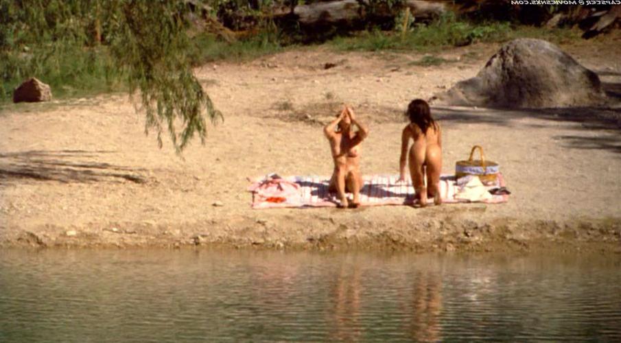 10P Jennifer Connelly exposing her nice big tits and ass on beach in nude movie caps